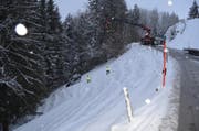 Bei Schwellbrunn gerieten eine 19-jährige Lenkerin und ihr Beifahrer von der Strasse ab. Sie mussten verletzt ins Spital gebracht werden. (Bild: Kapo)