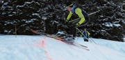 Dominik Bollhalder drückt bei diesem speziellen Hindernis den Sprung, gleichzeitig werden die Ski in Laufrichtung nach links gestellt.