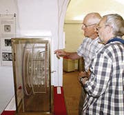Das Plexiglasmodell des Uhrenmachers Jost Bürgi wird im Toggenburger Museum von den Gästen bestaunt. (Bild: Thomas Rüegg)