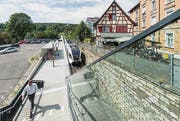Der Industrieplatz mit der neuen S-Bahn-Haltestelle (oben). Auf dem SIG-Areal stehen noch einige prägnante Industriebauten. Am Projekt für das Rhytech-Areal geben vor allem die Hochhäuser zu reden. (Bilder: Hanspeter Schiess/Visualisierung pd)