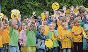 Schüler und Vereinsmitglieder tragen zum Unterhaltungsprogramm bei.
