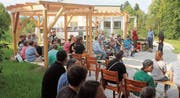 Erstmals bevölkert: der neue Begegnungs- und Aufenthaltsplatz des Wohnheims Buecherwäldli an der gestrigen Einweihung. (Bild: Andrea Häusler)