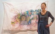 Katrin Mosimann vor ihrer Arbeit «Alles wird gut». (Bild: Benjamin Manser)