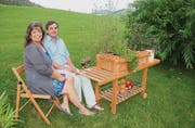 Christine Rosa Thanner und Markus Schellhammer geniessen ihre Erfindung, den rollenden Garten, als Apéro-Wagen. (Bilder: Fränzi Göggel)