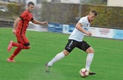 Sven Düring (am Ball) erzielte im strömenden Regen den Bazenheider Ausgleich. (Bild: Beat Lanzendorfer)