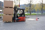 Der Verletzte wurde mit unbestimmten Beinverletzungen ins Spital geflogen (Bild: Kapo SG)