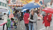 Trotz des Regens haben sich einige Kilbibesucherinnen und -besucher auf die Strassen und Plätze im Marbacher Zentrum getraut. (Bilder: Kurt Latzer)