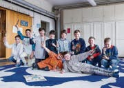 Die fünfte Primarklasse des Schulhauses Notker in Gossau malt ein Bild zu den Themen Frieden und internationaler Zusammenhalt. (Bild: Michaela Rohrer)