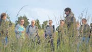 Ökoflächen sind Roland Heuberger (2. v. l. mit grünem Mäppchen) wichtig. Für den Landwirt und Agronom ETH braucht es extensiv bewirtschaftete Wiesen, damit Tiere und Pflanzen einen Lebensraum haben. (Bild: Zita Meienhofer)