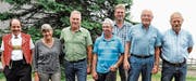 Die Preisträger der Wiesenmeisterschaft im Rheintal, von links: Stephan Jud, Ruppenboden, Altstätten; Liliane und Manfred Zoller, Au; Josef Gschwend, Altstätten; Hansjürg Kressig, Eichberg; Hansruedi Kuster, Diepoldsau; Eugen Waibel, Diepoldsau. (Bild: Max Tinner)