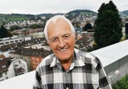 Hans Hurni über den Dächern der Stadt St. Gallen auf dem Balkon des Hotels Radisson Blu. (Bild: Ralph Ribi)
