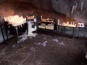 140 Kerzen wurden in der Lourdes-Grotte in Mels zerstört. (Bild: Kapo SG)