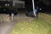 Das Auto rollte die Strasse herunter, prallte in eine Strassenlampe und kam so zum Stillstand. (Bild: Stapo SG)