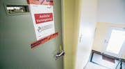 Im Parterre dieses Hauses in Wagenhausen wurde ein Tötungsdelikt verübt. Die Polizei versiegelte die Wohnung daraufhin. (Bild: Reto Martin)