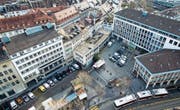 In der Altstadt – im Bild der Marktplatz – sollen oberirdische Parkplätze verschwinden. Das löst beim Gewerbe Ängste aus, ist aber nach Meinung von Grünen und Jungen Grünen nicht die grösste Gefahr für eine lebendige Innenstadt. (Bild: Michael Canonica und Benjamin Manser (2. Februar 2017))