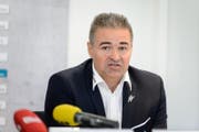 Christian Stübi bei der Vorstellung des mittlerweile gefeuerten Trainers Joe Zinnbauer. (Bild: Michel Canonica)