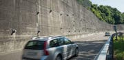 An der Stützmauer beim Blitzkasten soll die Fotovoltaikanlage entstehen. (Bild: Ralph Ribi (25. Juli 2014))