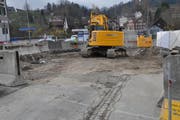 Der Verkehr auf der Hauptstrasse wird einspurig geleitet, weil beim Einlenker der Oberhelfenschwilerstrasse eine Hilfsbrücke gebaut wird. (Bild: Sabine Schmid)