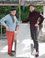 Franz (links) und Aurel Widmer mit einem Buntmarmor aus Domodossola. (Bild: Angela Hess)