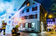 Feuerwehrleute bekämpfen den Brand in Altstätten. (Bild: Jil Lohse)