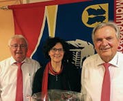 Kantonalveteran Kari Geisser, Dirigentin Margret Herzog sowie der Präsident des Männerchors, Eduard Maier (von links). (Bild: PD)
