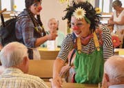 Schmerzen und Kummer sind Pepita fremd: Brigitte Senn Strübi als Clownin im Einsatz. (Bild: PD)