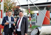 Die neue Oberrieter Raiffeisenbank wird auf den Drive-through-Bancomaten drauf gebaut. Norbert Lüchinger (links) und Helmut Büchel freuen sich jetzt schon auf die Eröffnung Anfang 2019. (Bild: Max Tinner)