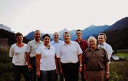 Seit Montagabend bilden sie den Vorstand der IG Nesslauer Laad (von links): Esther Stauffacher, Emil Rutz, Ursula Forrer, Felix Bischofberger, Samuel Häne, Reto Zingg und Kilian Looser. In der Mitte der Präsident von Toggenburg Tourismus Max Nadig, der den «Impuls» begrüsst. (Bild: Olivia Hug)