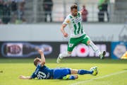 Espe Albert Bunjaku kämpft um jeden Ball: Hier gegen Luzerns Christian Schneuwly. (Bild: Urs Bucher)