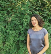Für ihr Buch über den Bauernmaler Gottfried Feurer leistet Rosa Maria Fäh viel Recherche. (Bild: PD)