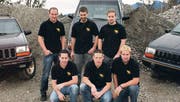 Das Abenteuer im Blut: (hinten, v. l.) Sepp Zäch, Beni Specker, Michael Haltiner sowie (vorne, v. l.) Marcel Loher, Marco Schegg und Jan Baumgartner fahren mit drei Jeeps von Montlingen nach Aserbaidschan. (Bild: pd)