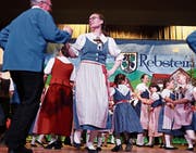 Jung und Alt im lüpfigen Tänzchen vereint. (Bild: Max Pflüger)