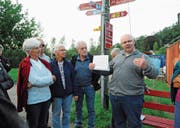 Projektleiter Philipp Gyr erläuterte an der Thur im Bunt den Planungsstand der Thursanierung. (Bild: Michael Hug)