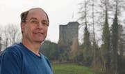 Die Burg Rheineck ist Pfarrer Christian Wermbter ein Symbol für Weitblick. Er möchte mit der Nacht der offenen Kirchen eine Atmosphäre der Zusammenarbeit Am Alten Rhein schaffen. (Bild: Monika von der Linden)