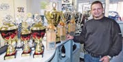 Milenko Vukovic mit den Pokalen, die er als Fahrer und Teamchef 2016 im Deutschen Tourenwagen-Cup gewonnen hat. (Bild: Ulrike Huber)