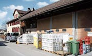 Das Grundstück an der Schulstrasse 10, auf dem sich ein Getränkehandel befindet. (Bild: Philipp Stutz)
