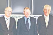 Zufrieden präsentierten sie trotz Umsatz- und Gewinnrückgang das Geschäftsjahr 2009: (von links) Rolf Frei, CFO SFS Gruppe, Heinrich Spoerry, Delegierter des Verwaltungsrates, und Christian Fiechter, Beauftragter für Kommunikation und Mediensprecher. (Bild: Max Pflüger)