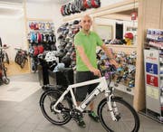 Urs Keller im Thömus Veloshop mit dem Elektrovelo namens «Stromer». (Bild: Sebastian Schneider)