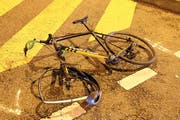 Das Velo wurde beim Unfall stark beschädigt. (Bild: Stapo SG)