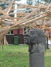 Noch steht Ueli Siegenthalers pavillonähnliche Holzinstallation auf der Wiese beim Eingang. Ansonsten erinnert auf dem Glatthaldeareal kaum mehr etwas an die Grotto-Glatto-Tage 2017. (Bild: Andrea Häusler)