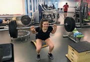 Statt auf Schnee trainiert Aline Höpli im Fitnessraum. (Bild: David Metzger)
