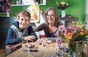 Ingrid Jacober und ihr 13-jähriger Sohn Timo vor der Küchenzeile an der Tschudistrasse. (Bild: Ralph Ribi)