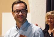 Jürg Kellenberger wird mit tosendem Applaus zum Ehrenmitglied gewählt. (Bild: pd)