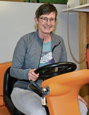 Die Anschaffung der Putzmaschine, auf der die bald in Pension gehende Frieda Dörig sitzt, hat vieles bei der täglichen Arbeit erleichtert. (Bild: Beat Lanzendorfer)