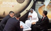 Die Kaffeeröster von Turm & Bogen beraten einen Besucher an der Gulfood-Messe in Dubai. (Bild: PD)