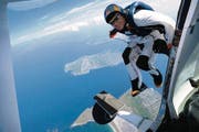 Der Extremsportler Ueli Gegenschatz am 4. Juni 2008 bei den Vorbereitungen auf 4500 Metern über Meer für den freien Flug über die Galway-Bucht in Irland. (Bild: ap/Andrew Downes)
