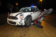 An den beiden Fahrzeugen entstand Sachschaden von über 10'000 Franken. (Bild: Kapo SG)