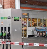 Während die Fahndung nach dem Räuber läuft, sichert einer der Beamten im Innern des Tankstellenshops Spuren und macht Fotos vom Tatort. (Bild: Manuel Nagel)