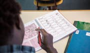 Schreibübungen sind nicht alles: In Gossau sollen Migranten bald auch spielend unterrichtet werden. (Bild: Urs Bucher)