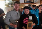 Reto Hermann und Cheryl Looser mit dem Siegerpokal. (Bild: PD)